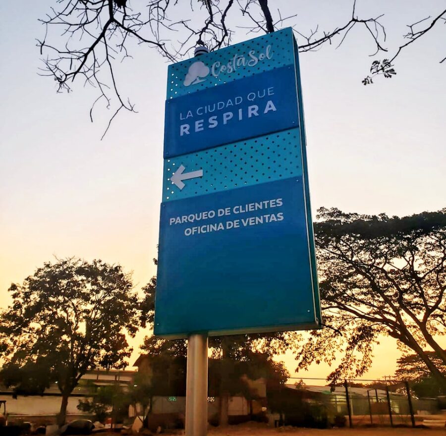 2. Totem Publicitario